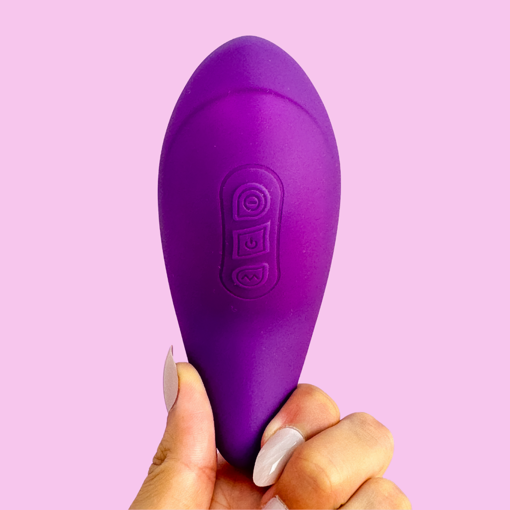 Rechargeable clit sucker in smooth silicone for intense clitoral stimulation.